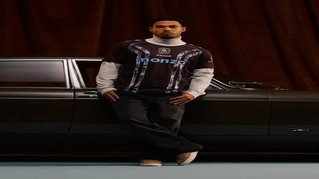 كوفنتري يسخر من «أسوأ قميص».. ويحتفي بالصعود إلى البريميرليج